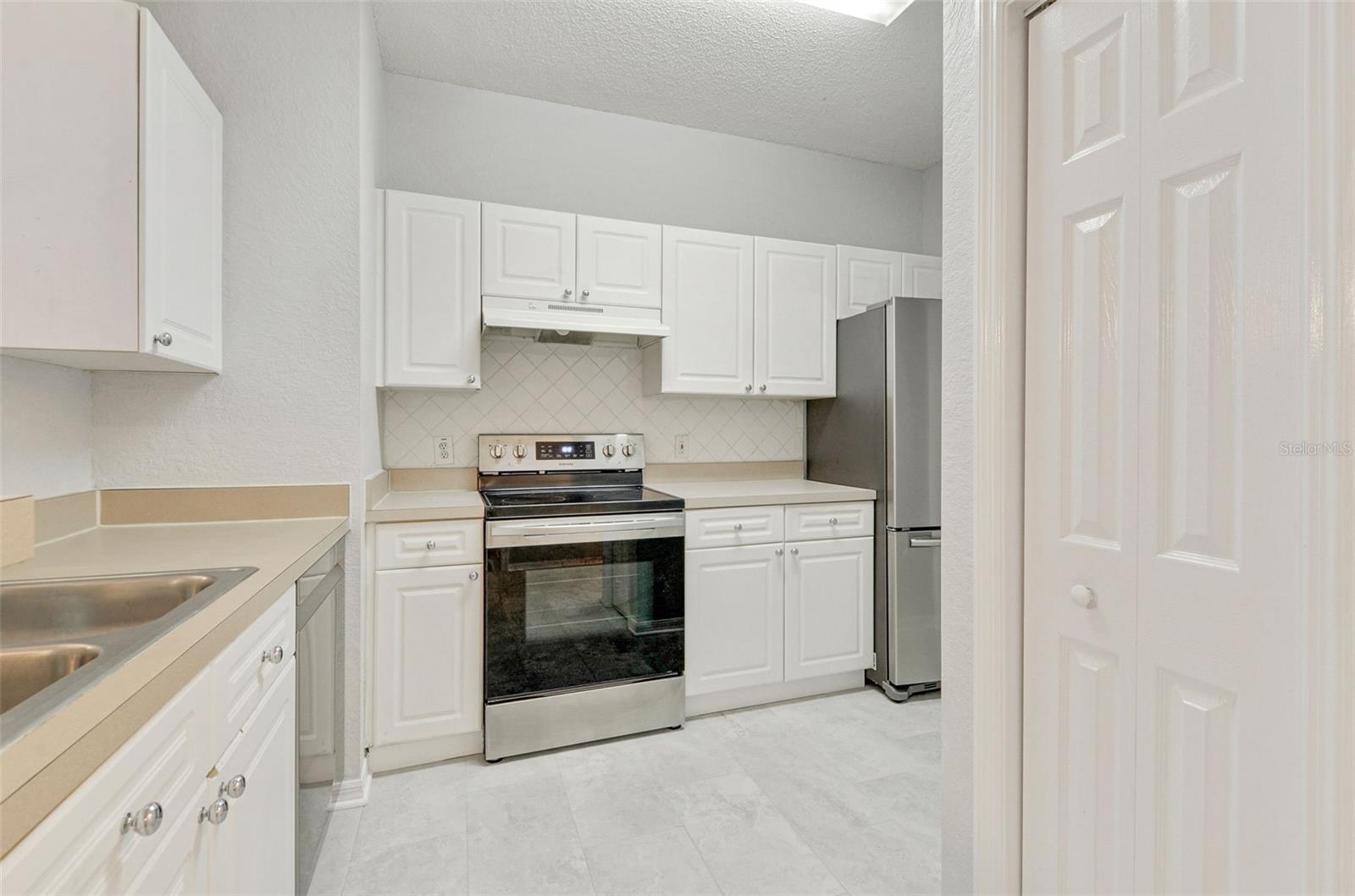 Image 11 of 25 For 18001 Richmond Place Drive 1112