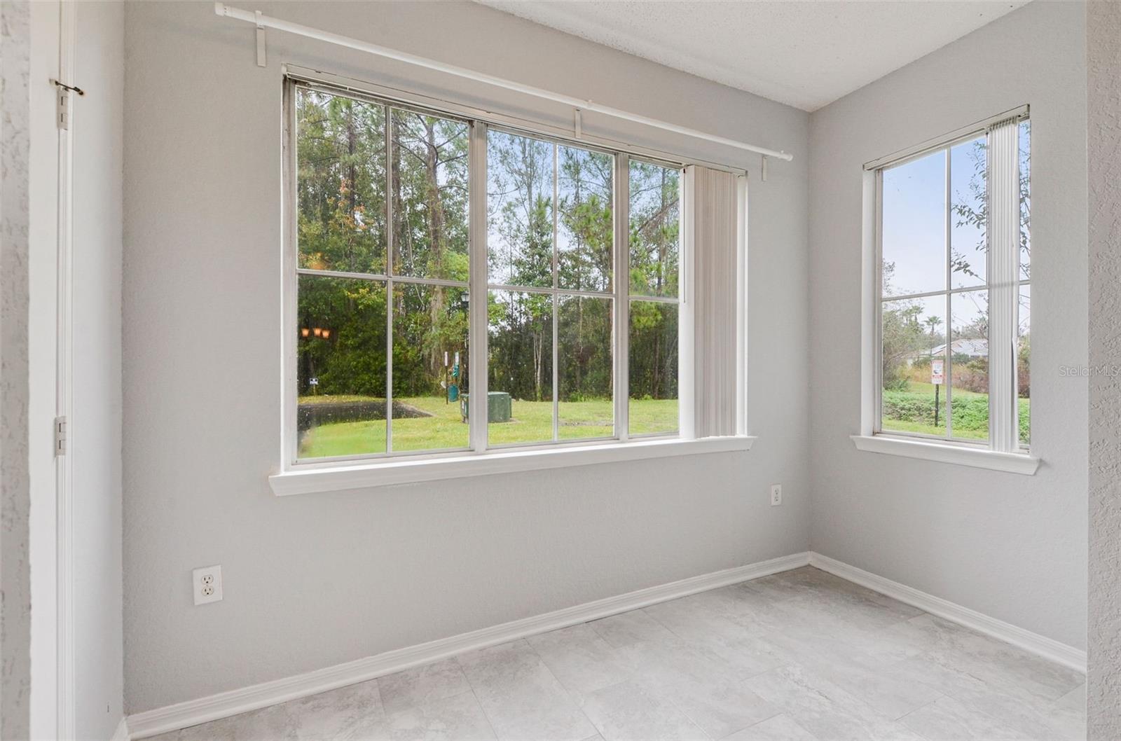 Image 9 of 25 For 18001 Richmond Place Drive 1112