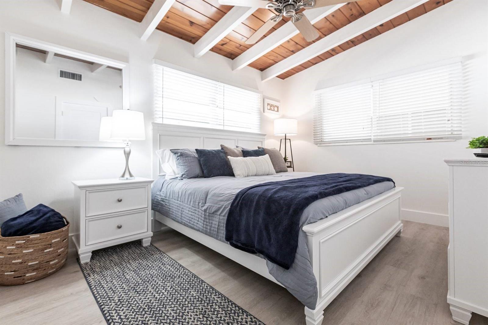 Image 11 of 30 For 6006 Midnight Pass Road 14