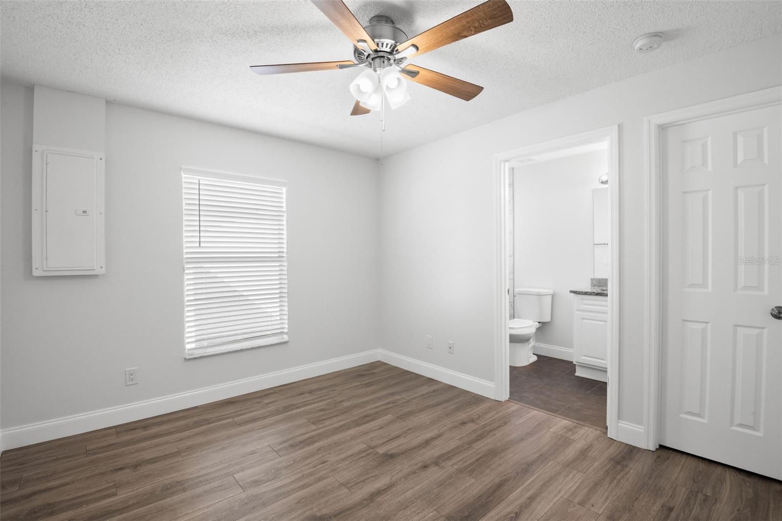 Image 17 of 37 For 4610 6th Avenue S