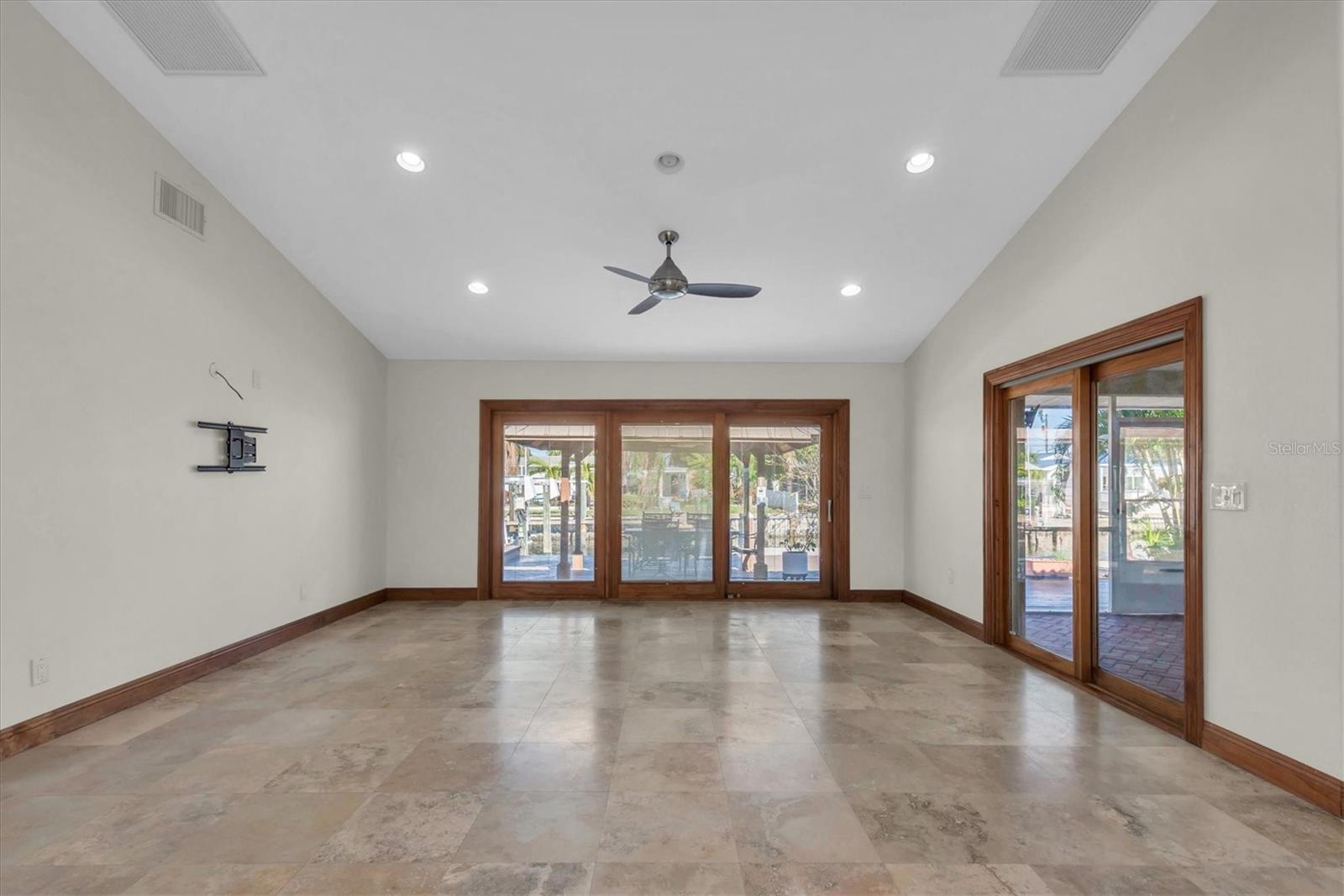 Image 5 of 44 For 9453 Treasure Lane Ne