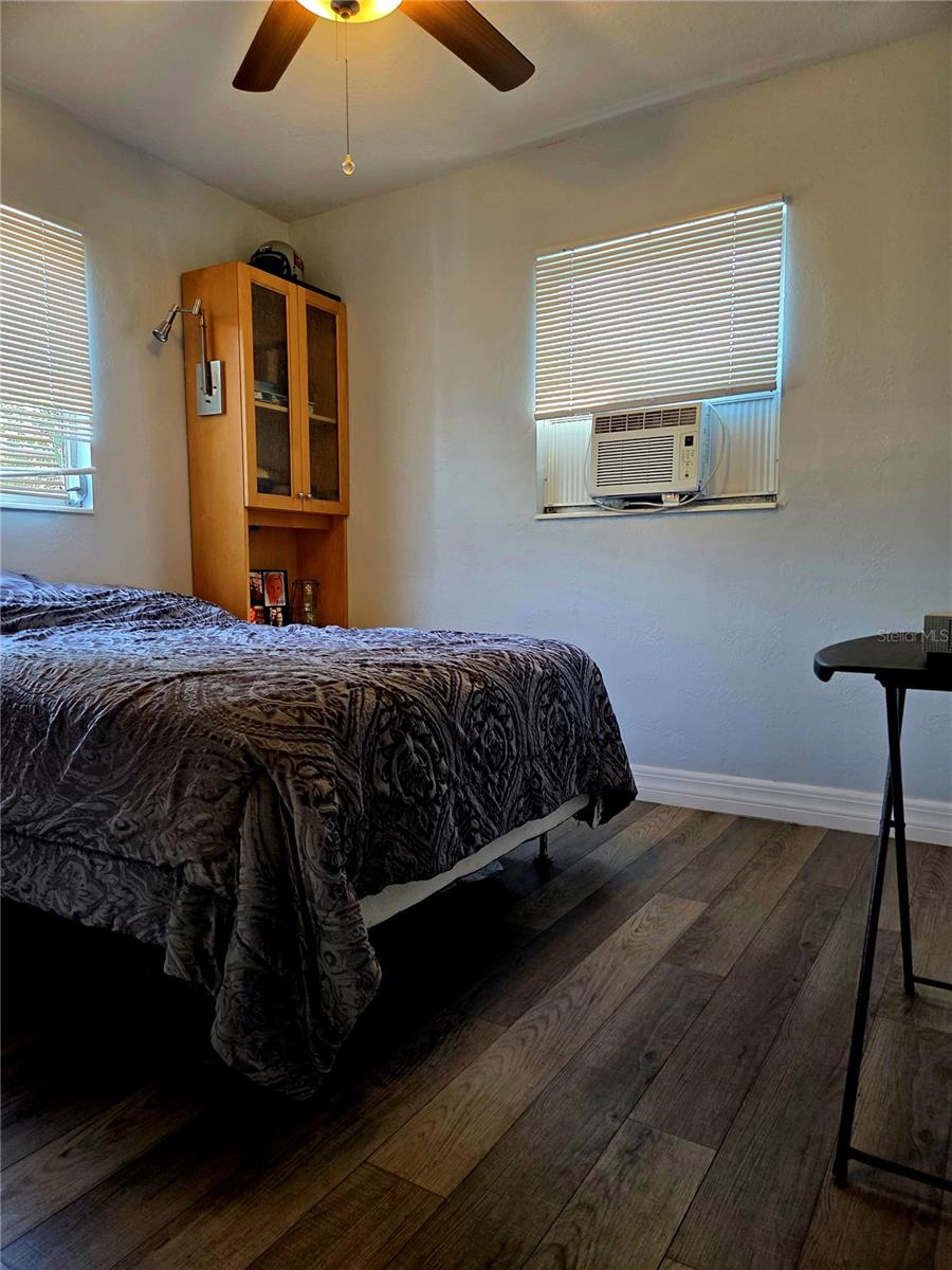 Listing photo id 10 for 4727 6th Avenue S