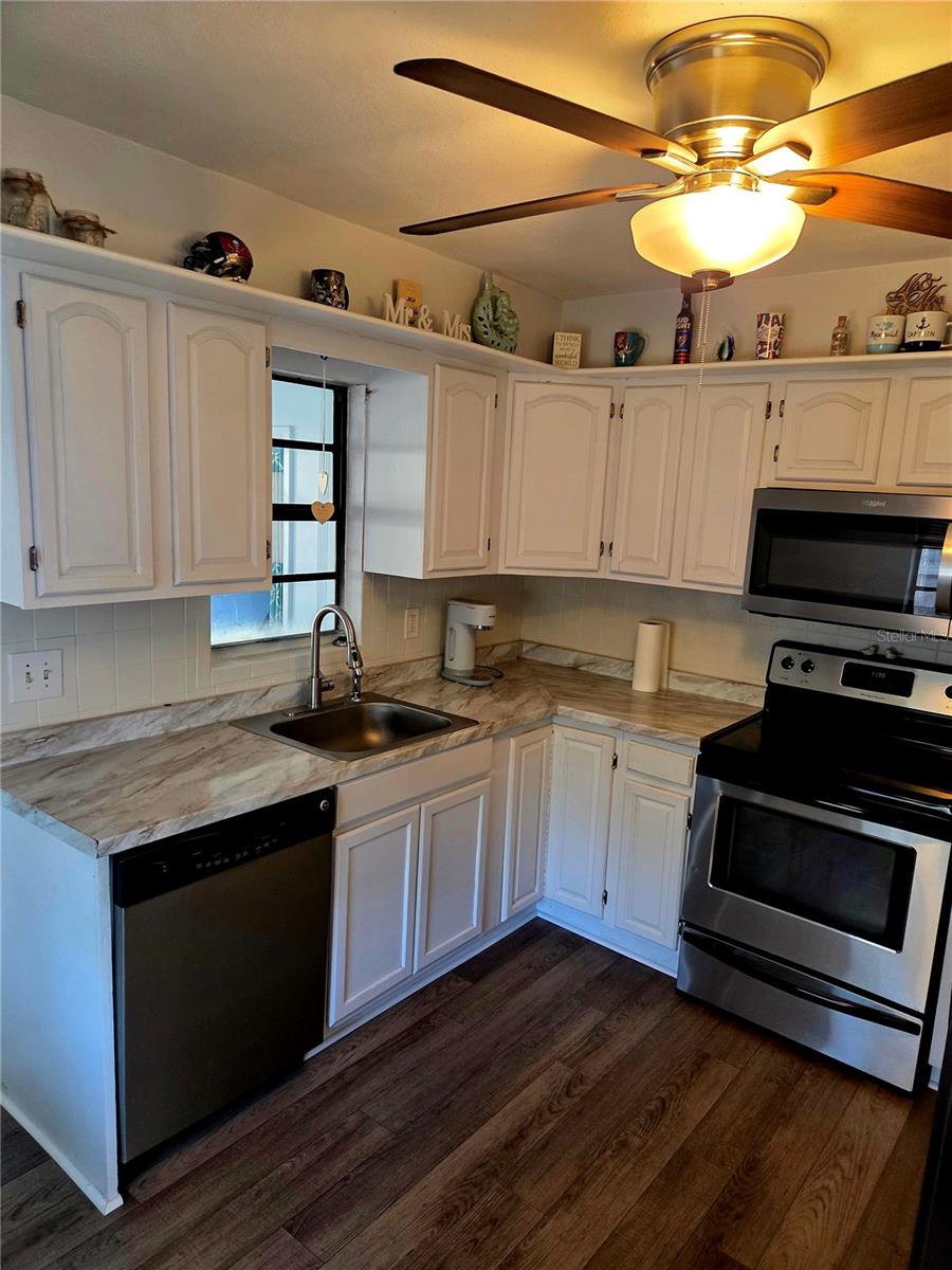 Listing photo id 11 for 4727 6th Avenue S