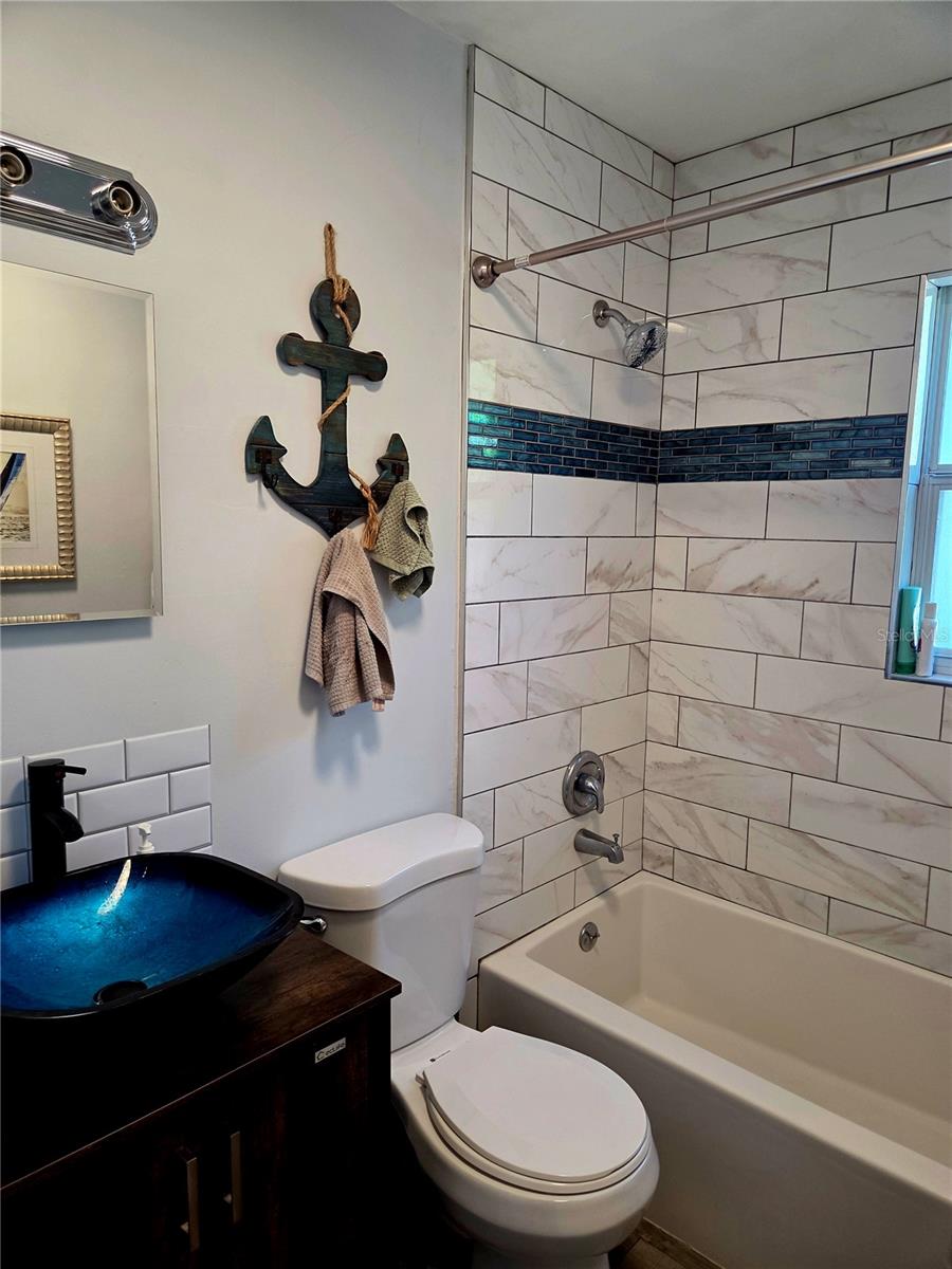 Listing photo id 12 for 4727 6th Avenue S