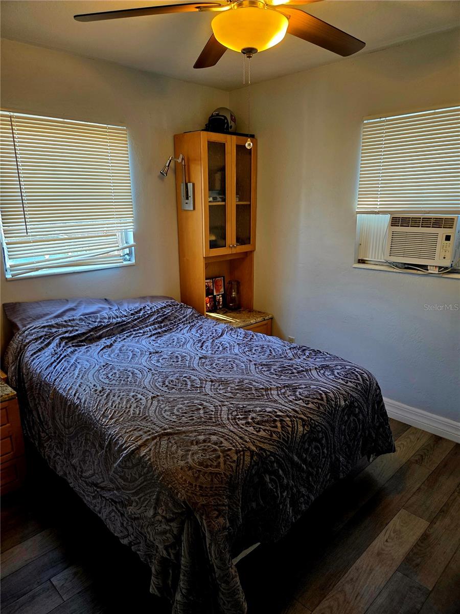 Listing photo id 14 for 4727 6th Avenue S