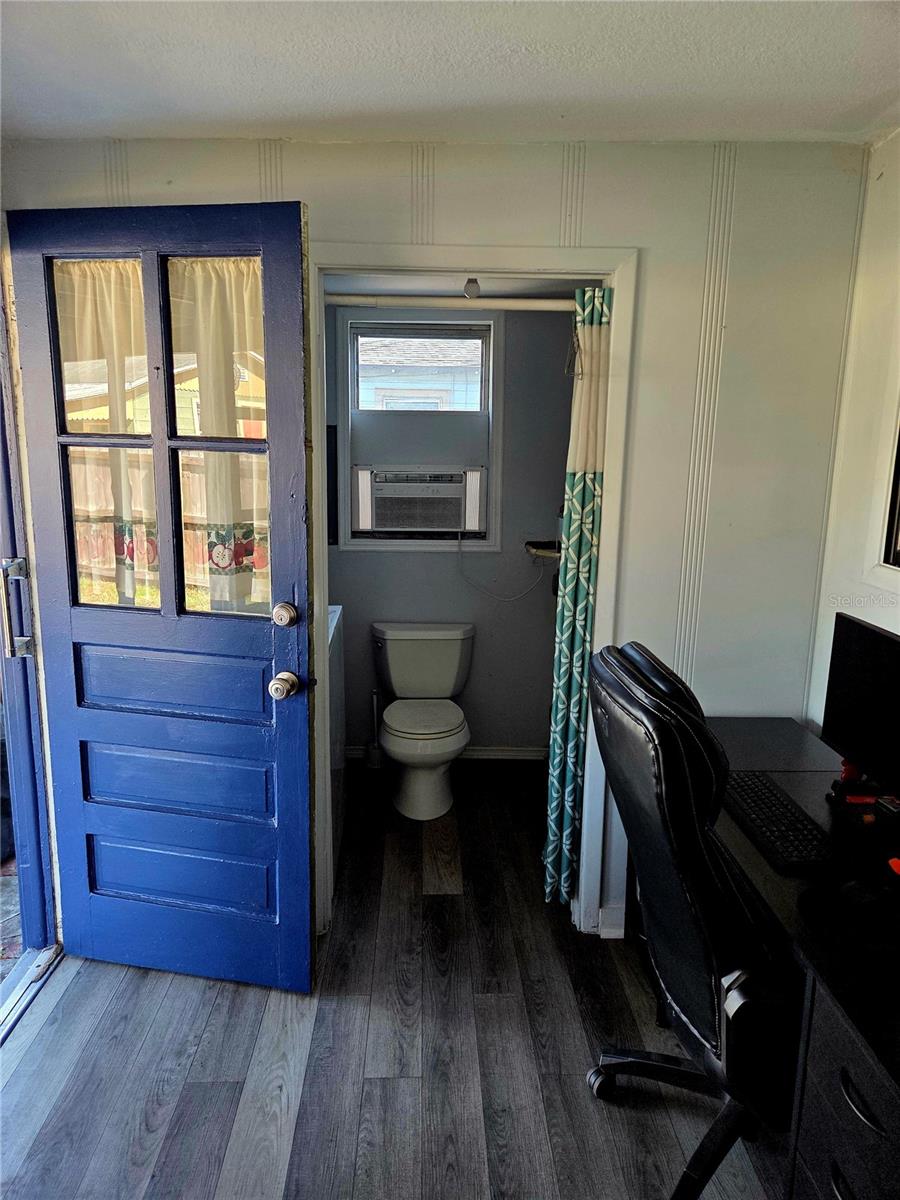 Listing photo id 15 for 4727 6th Avenue S