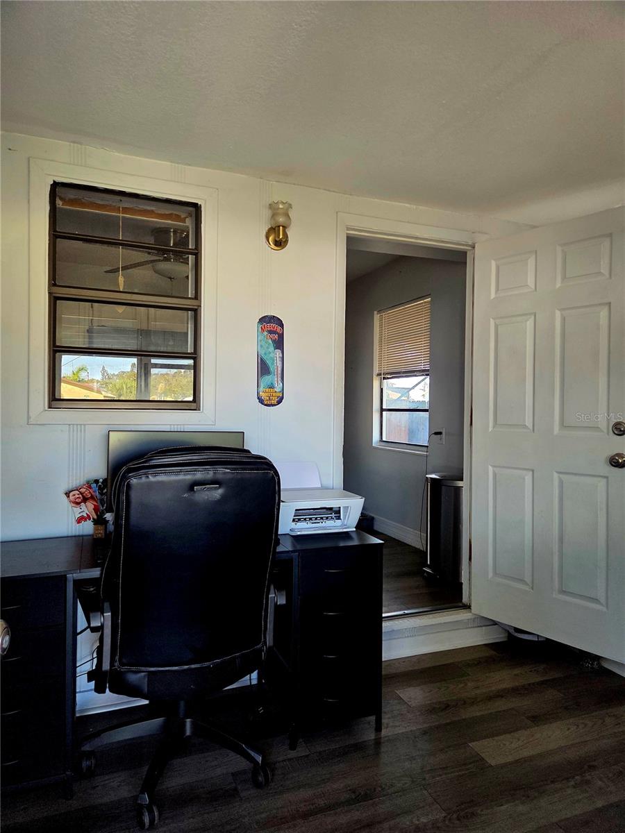 Listing photo id 16 for 4727 6th Avenue S