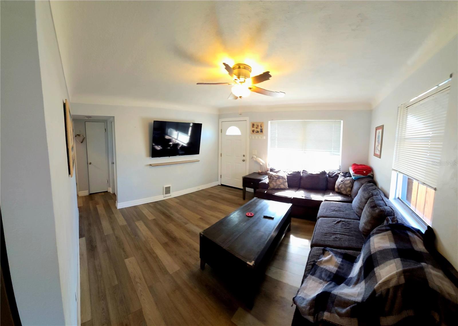 Listing photo id 2 for 4727 6th Avenue S