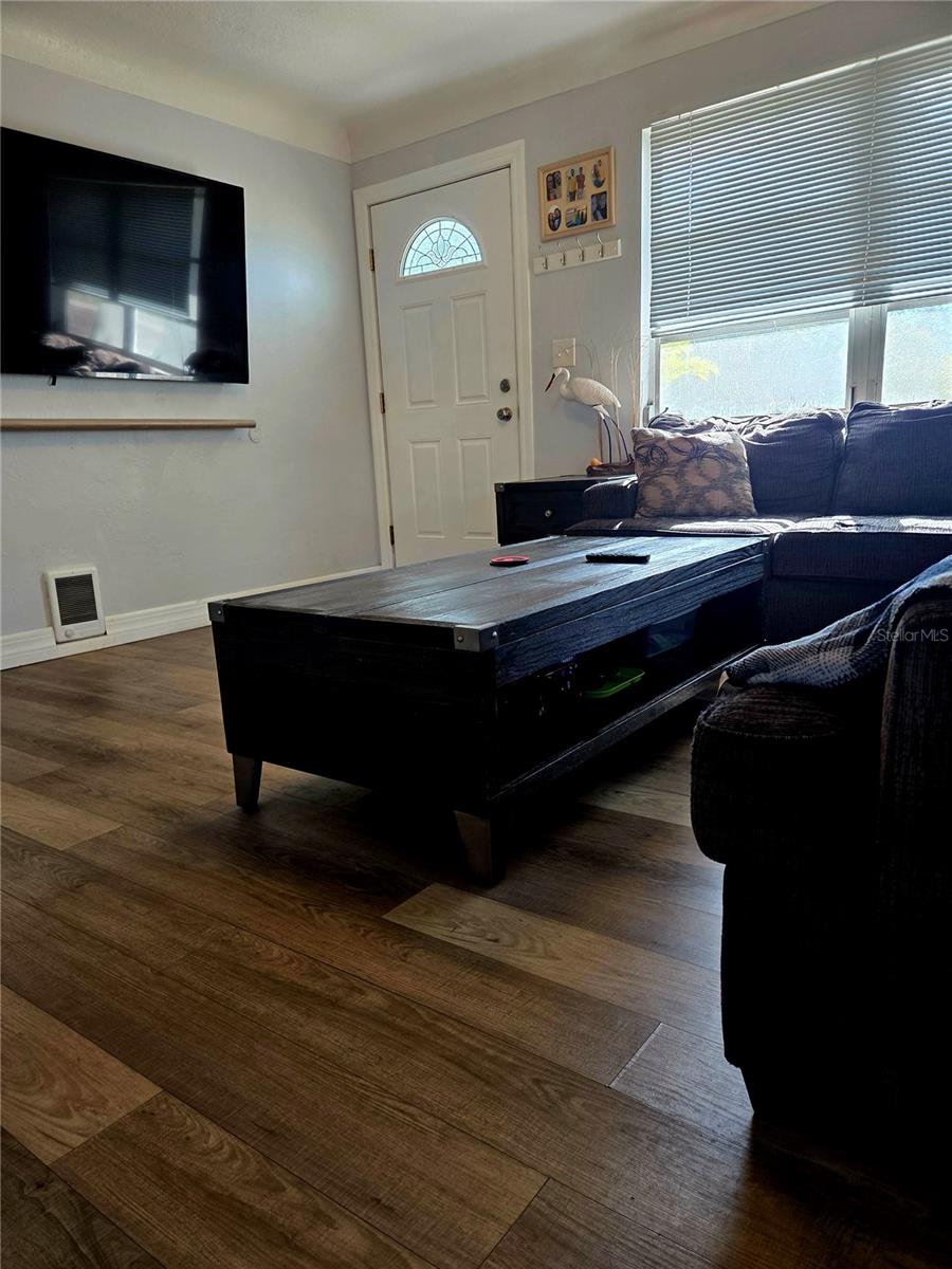 Listing photo id 3 for 4727 6th Avenue S