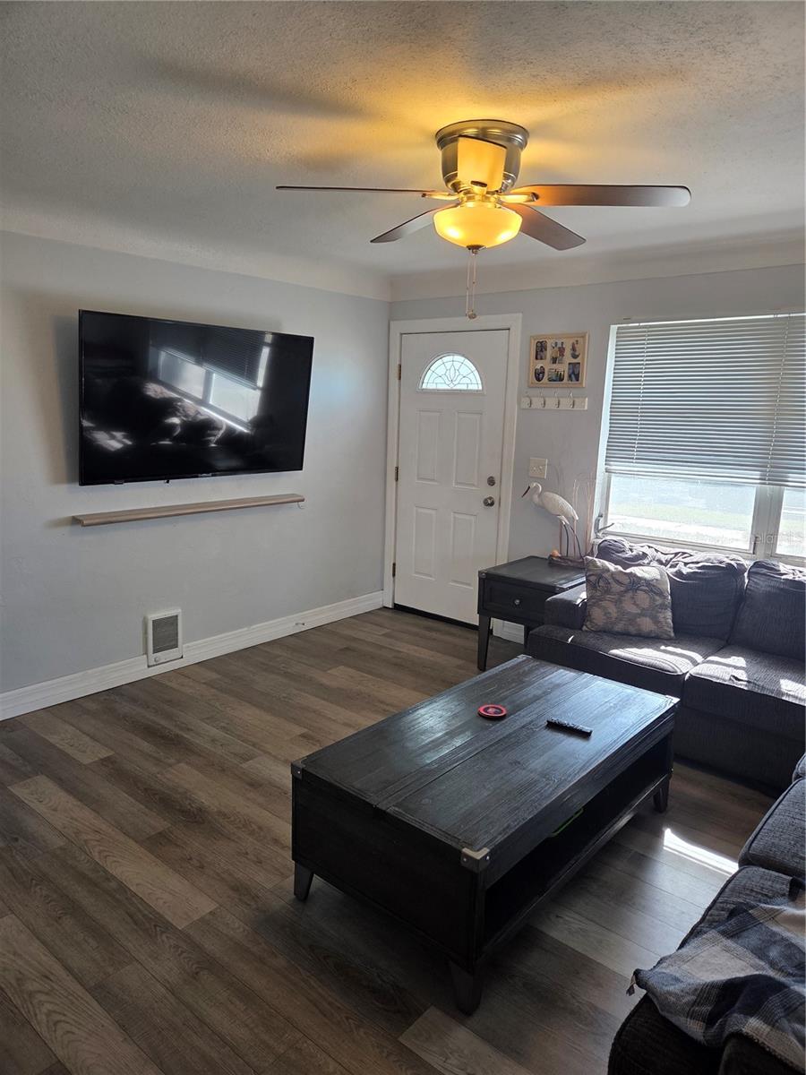 Listing photo id 7 for 4727 6th Avenue S