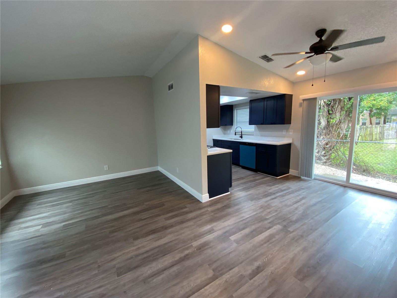 Image 4 of 19 For 206 Saint Petersburg Drive E