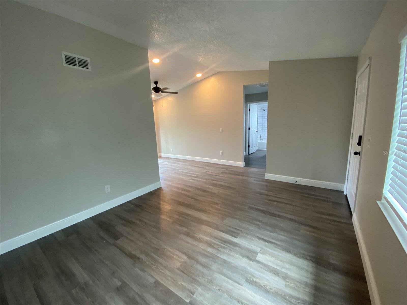 Image 6 of 19 For 206 Saint Petersburg Drive E