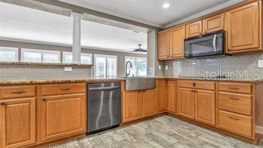 Image 18 of 32 For 173 Foxcroft Dr E.