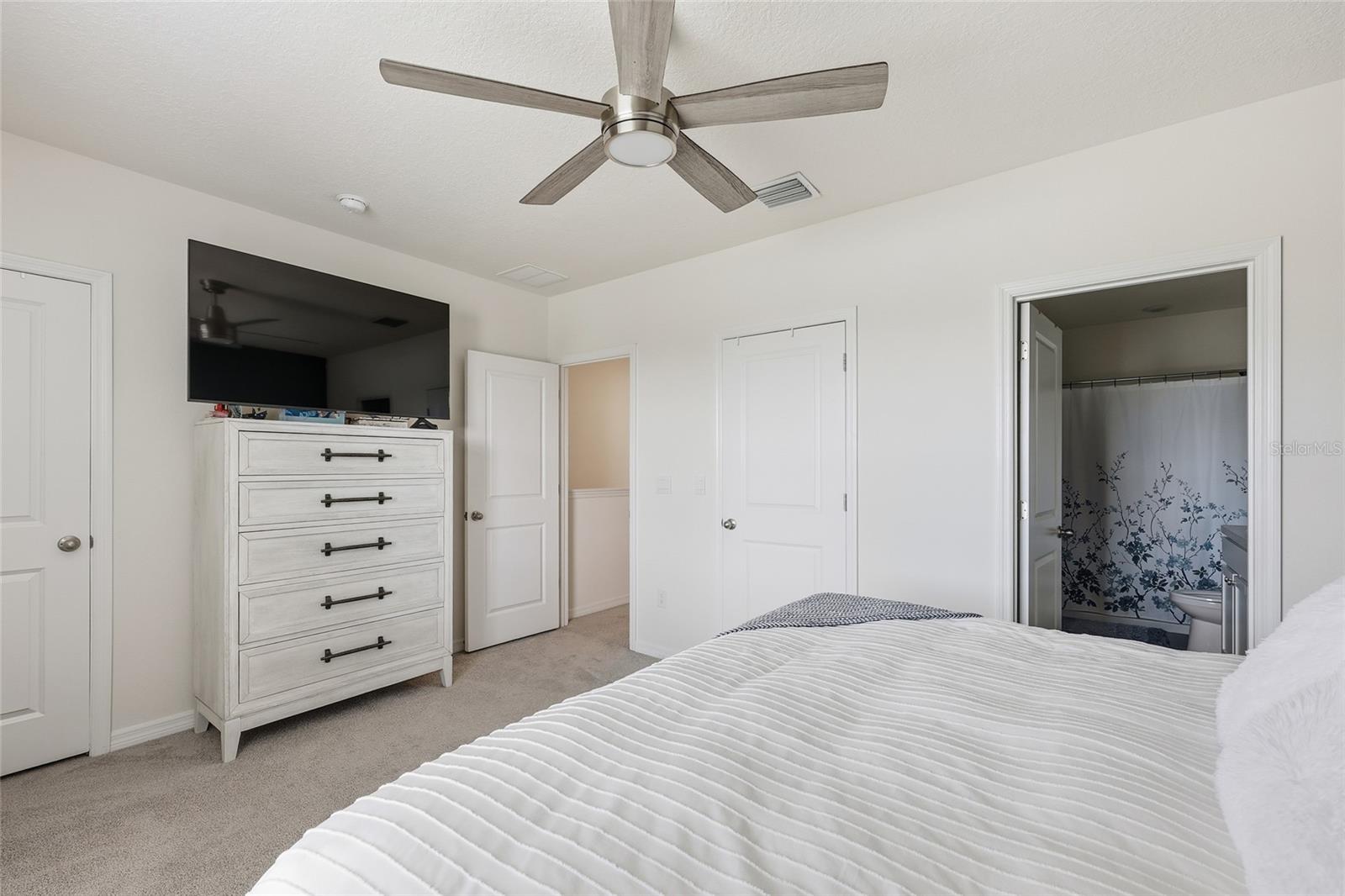 Image 17 of 56 For 32992 Major Oak Drive