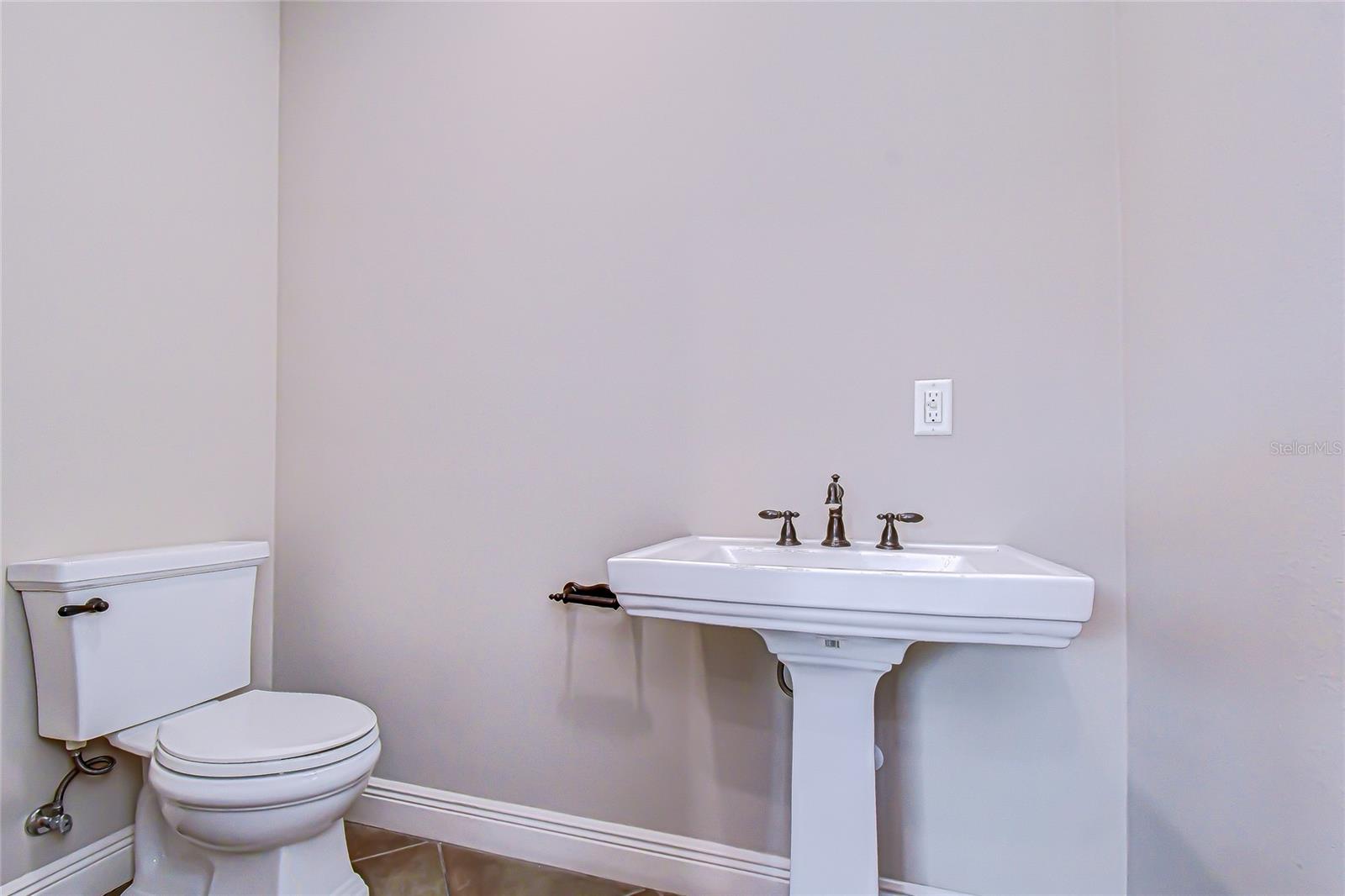 Image 11 of 38 For 6928 Linebaugh Avenue