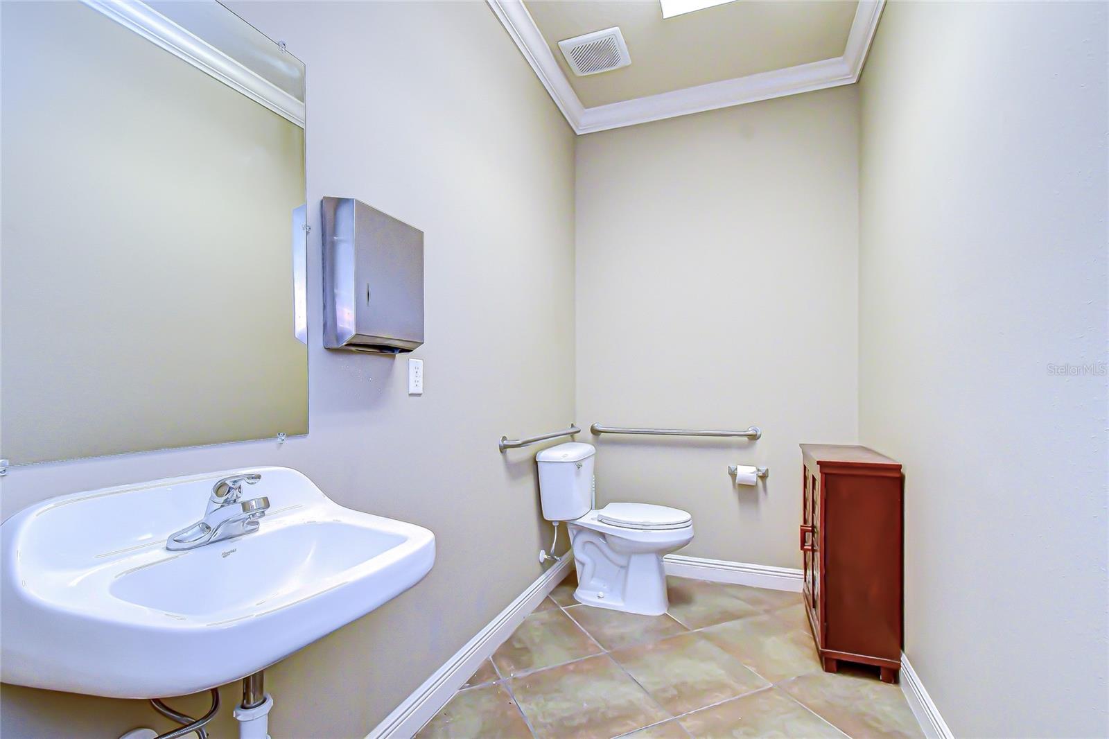 Image 19 of 38 For 6928 Linebaugh Avenue