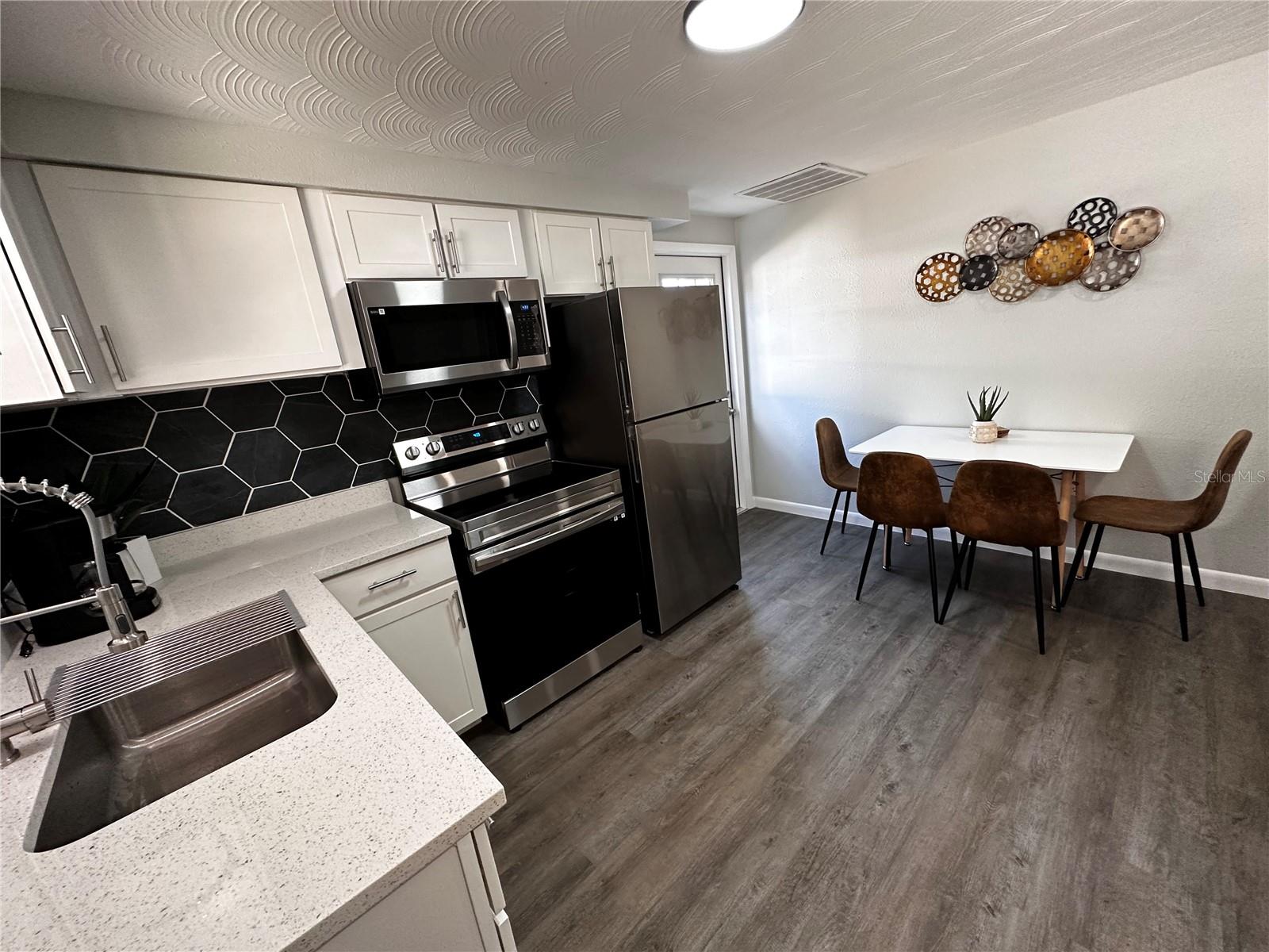 Listing photo id 14 for 38750 & 38752 2nd Avenue