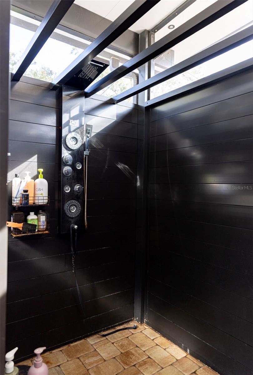 Listing photo id 52 for 1660 Lansdale Avenue