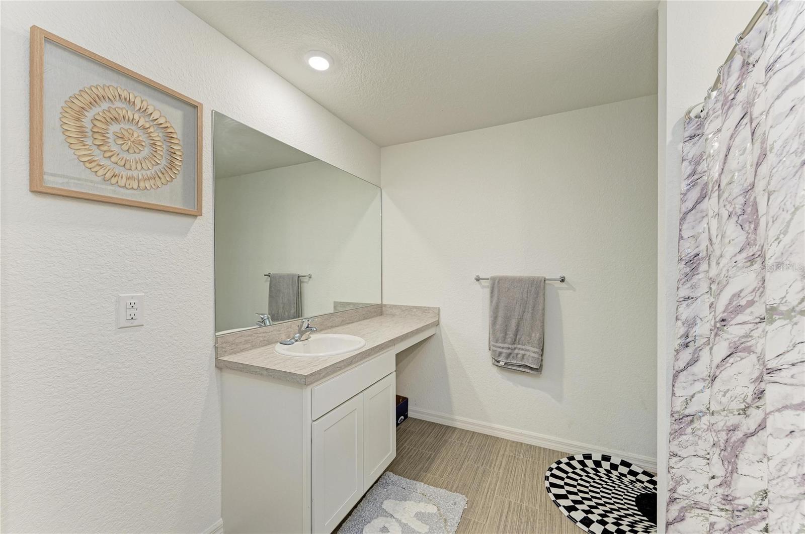 Image 30 of 100 For 7238 Helliwell Street