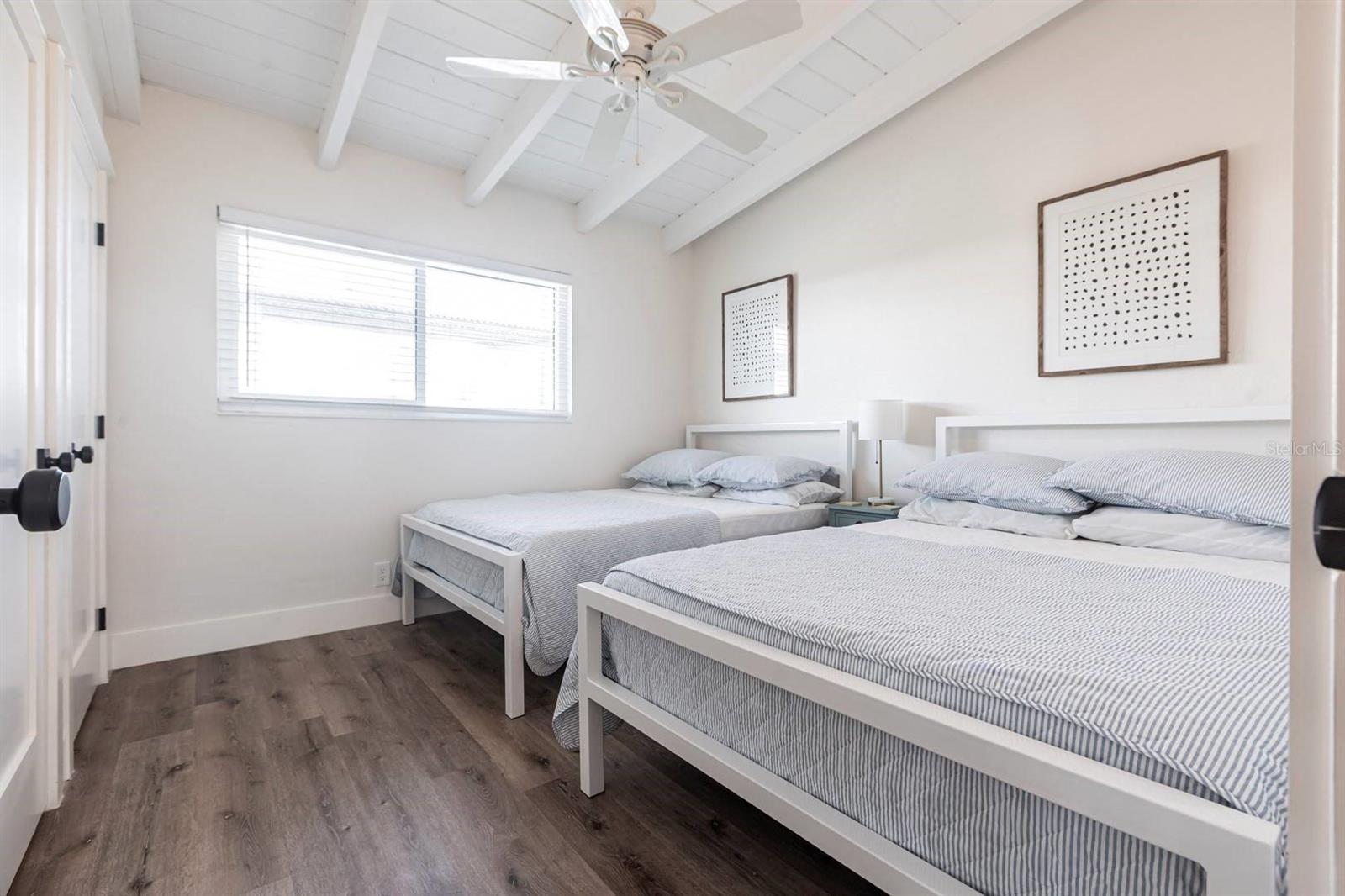 Image 10 of 24 For 6006 Midnight Pass Road 58