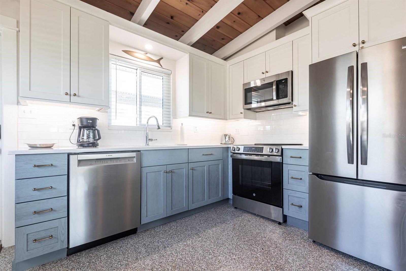 Image 6 of 24 For 6006 Midnight Pass Road 58