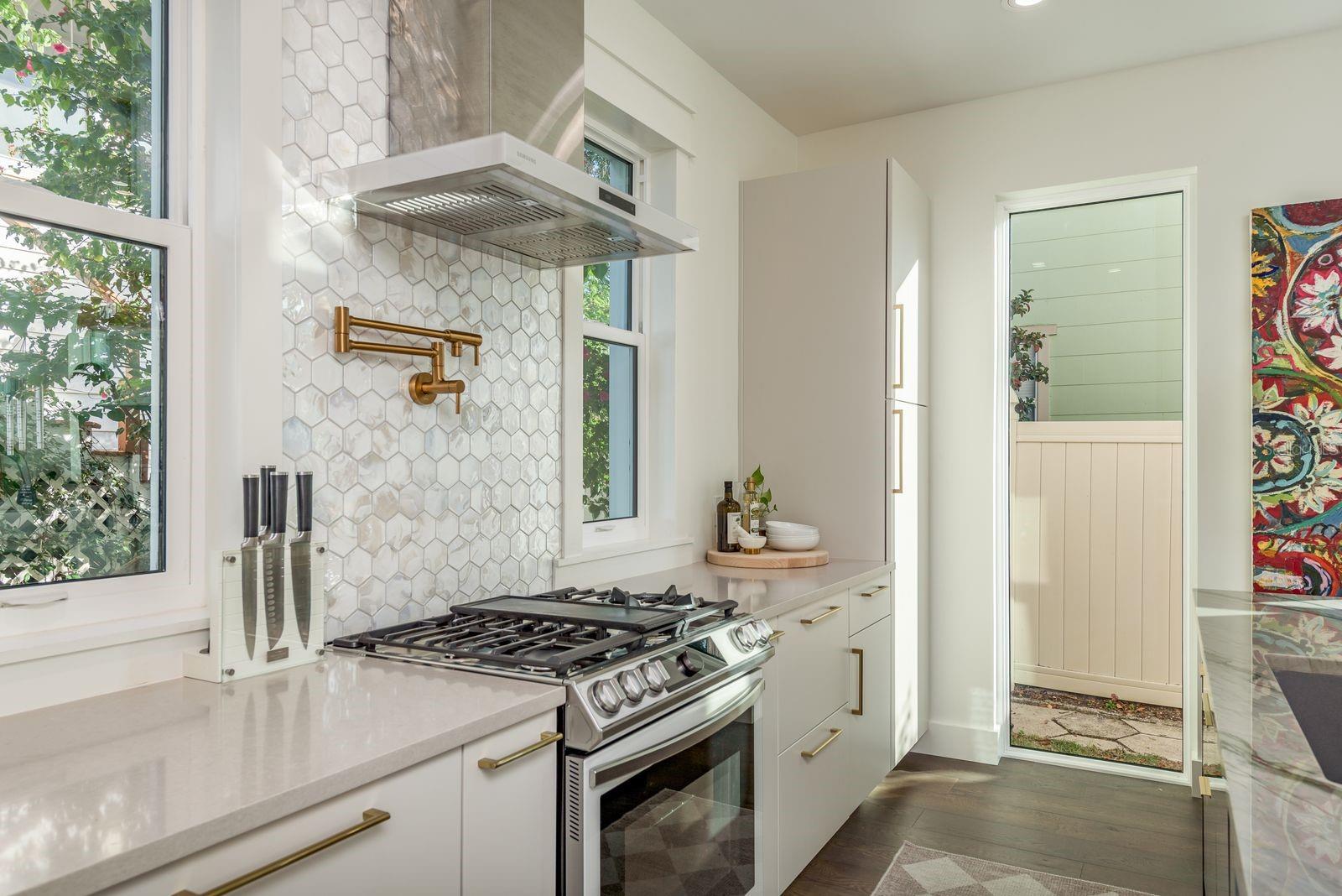 Image 10 of 63 For 927 6th Street N