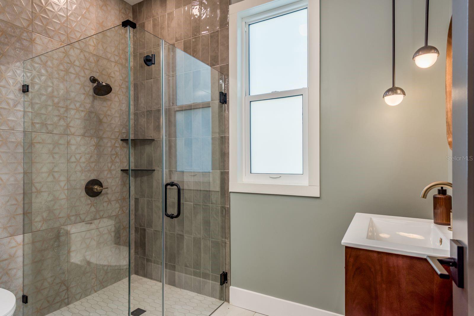 Image 18 of 63 For 927 6th Street N