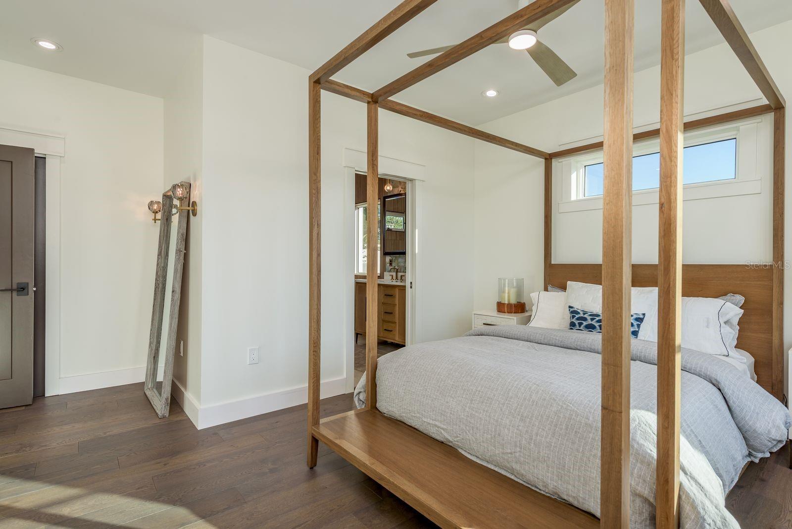 Image 23 of 63 For 927 6th Street N