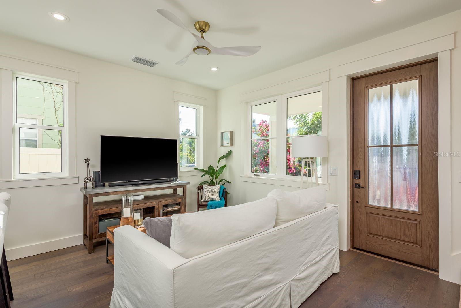 Image 3 of 63 For 927 6th Street N