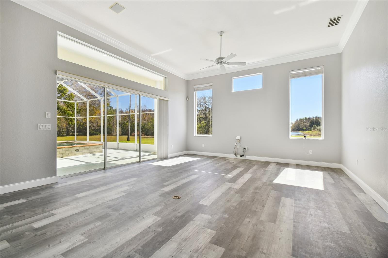 Listing photo id 9 for 6644 Country Club Road