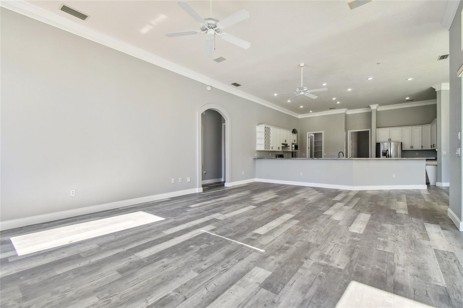 Listing photo id 11 for 6644 Country Club Road