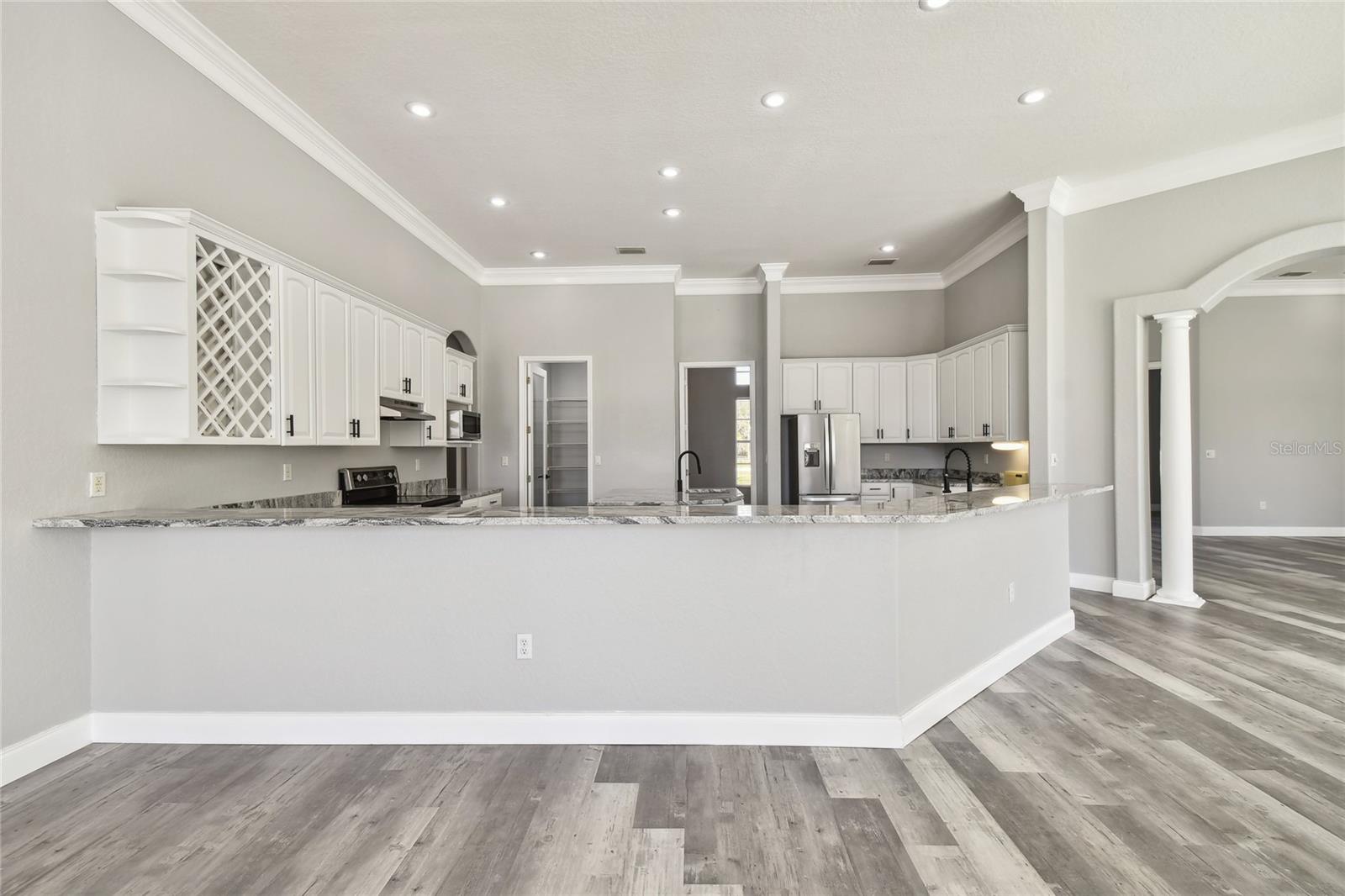 Listing photo id 12 for 6644 Country Club Road