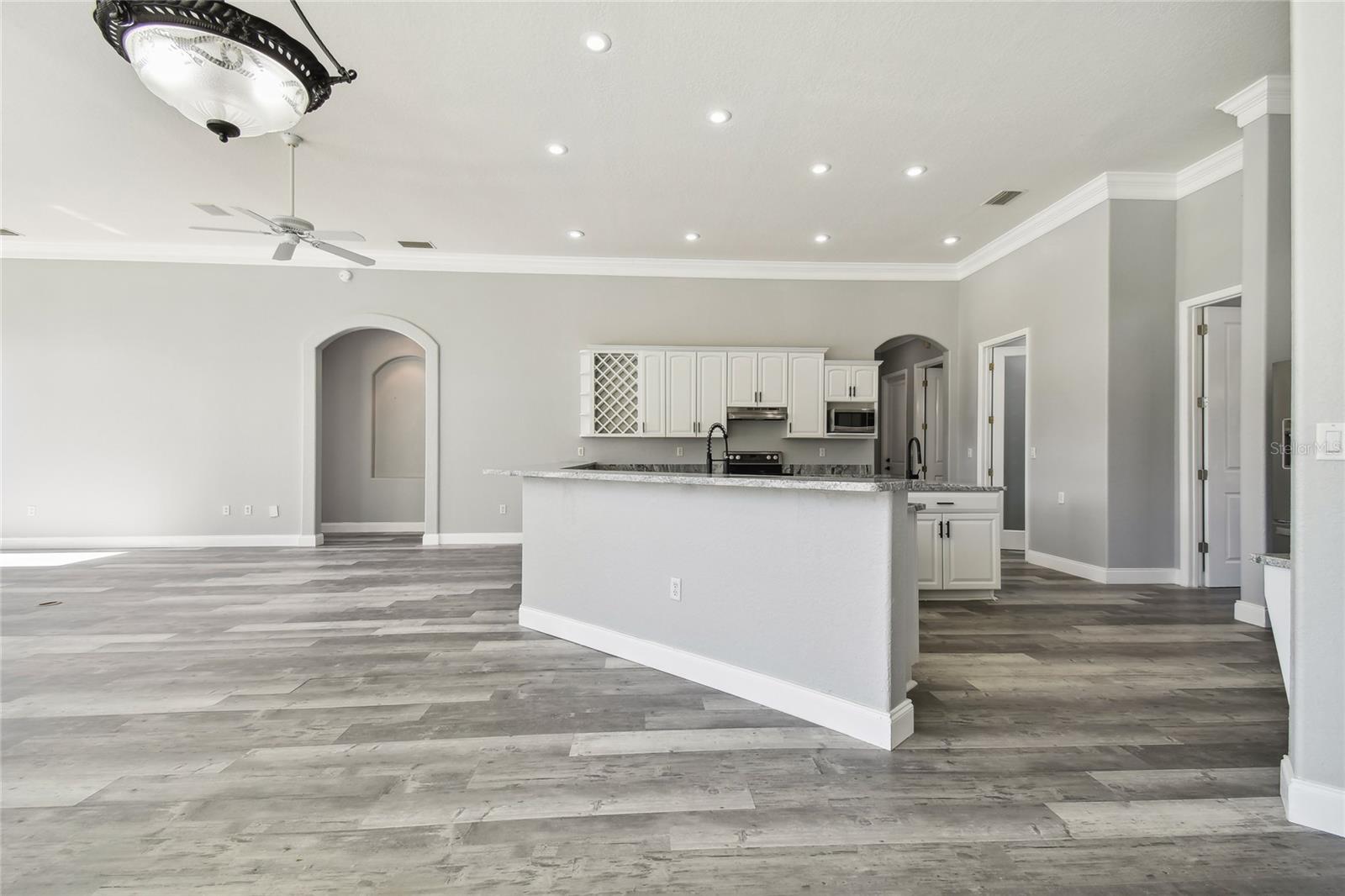 Listing photo id 13 for 6644 Country Club Road