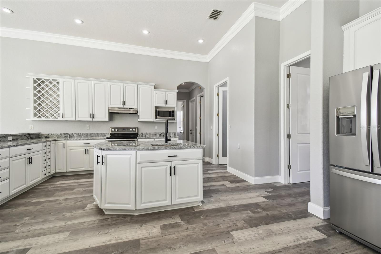 Listing photo id 14 for 6644 Country Club Road