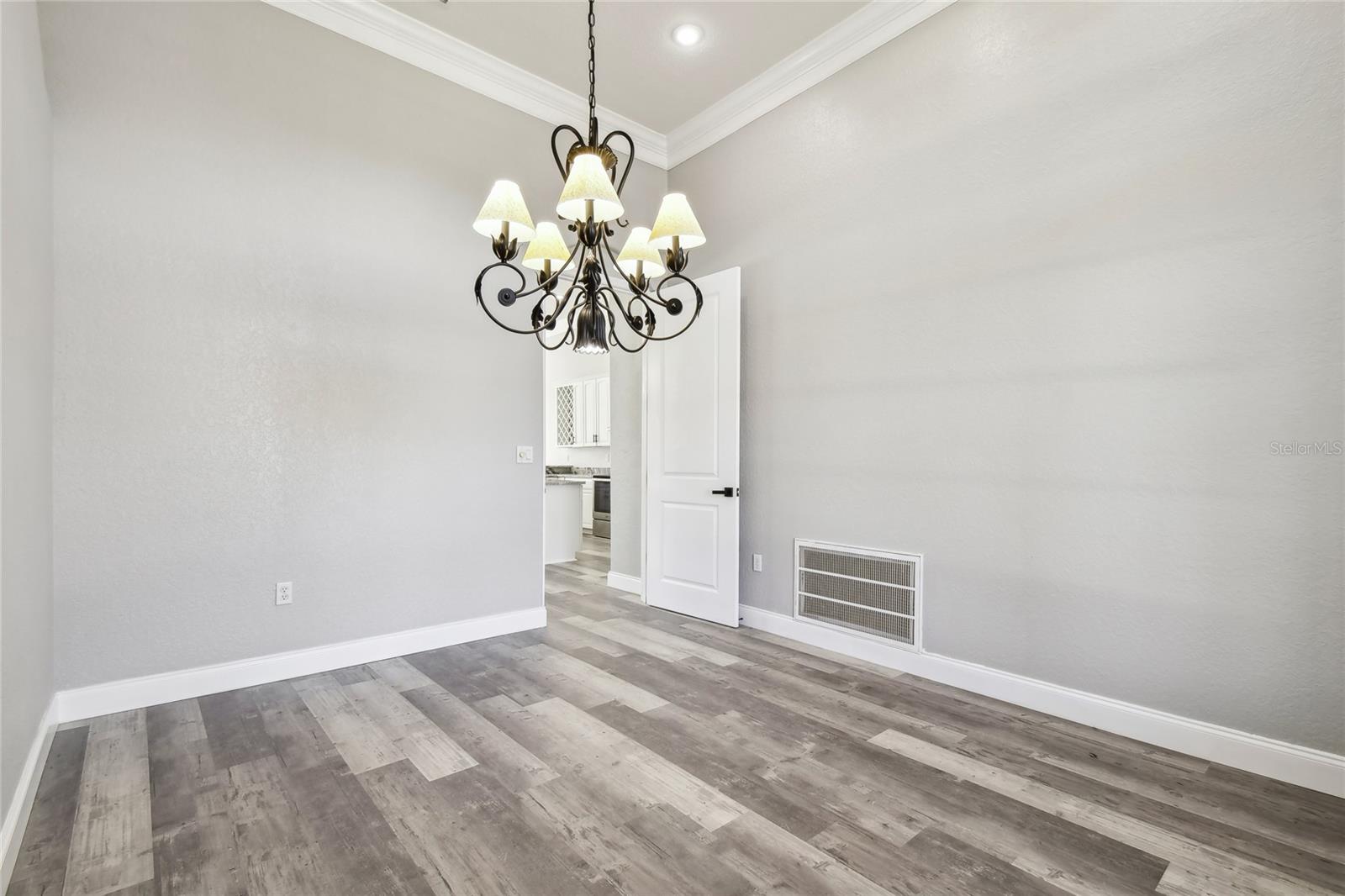 Listing photo id 40 for 6644 Country Club Road