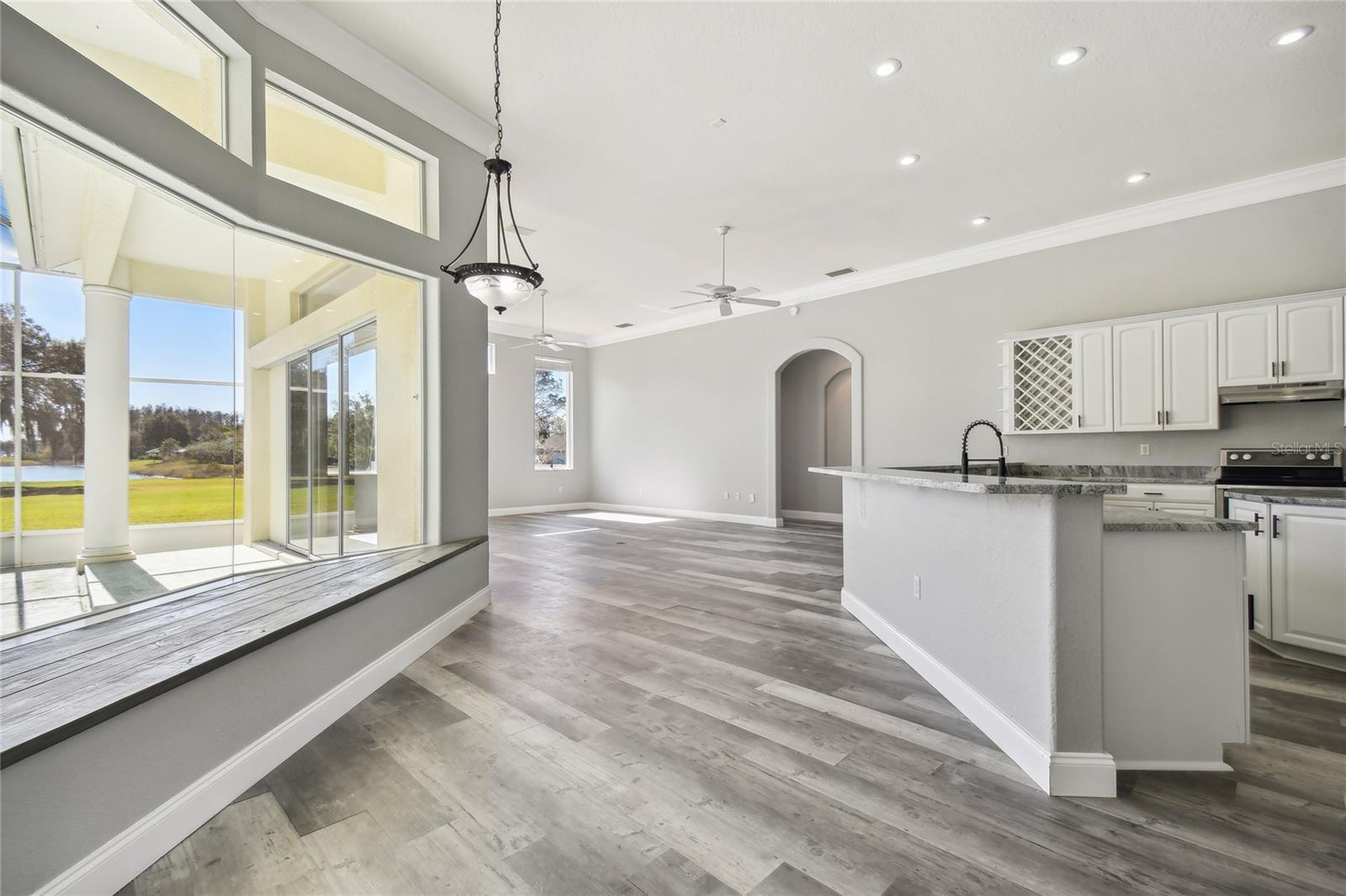 Listing photo id 7 for 6644 Country Club Road