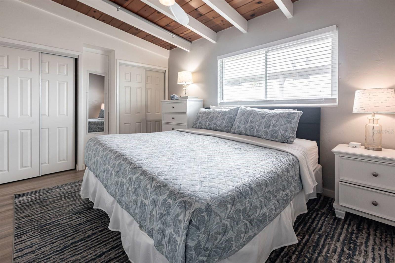 Image 11 of 21 For 6006 Midnight Pass Road 54