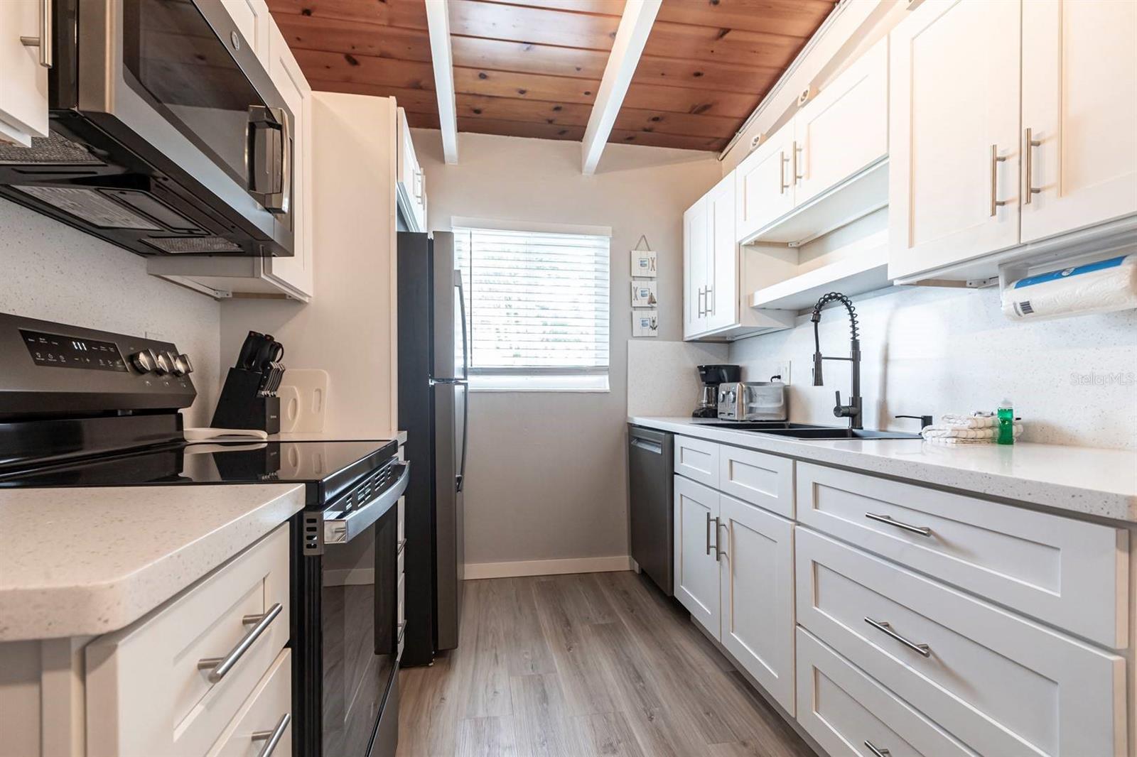 Image 9 of 21 For 6006 Midnight Pass Road 54