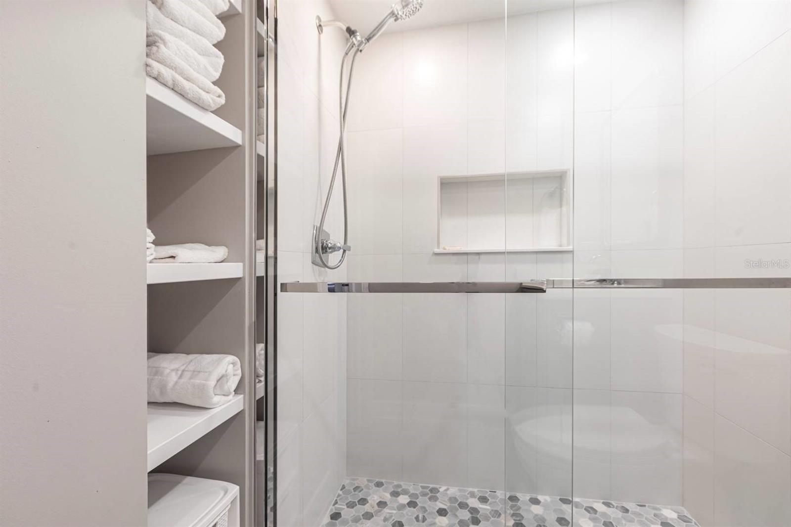 Image 11 of 24 For 6006 Midnight Pass Road 22