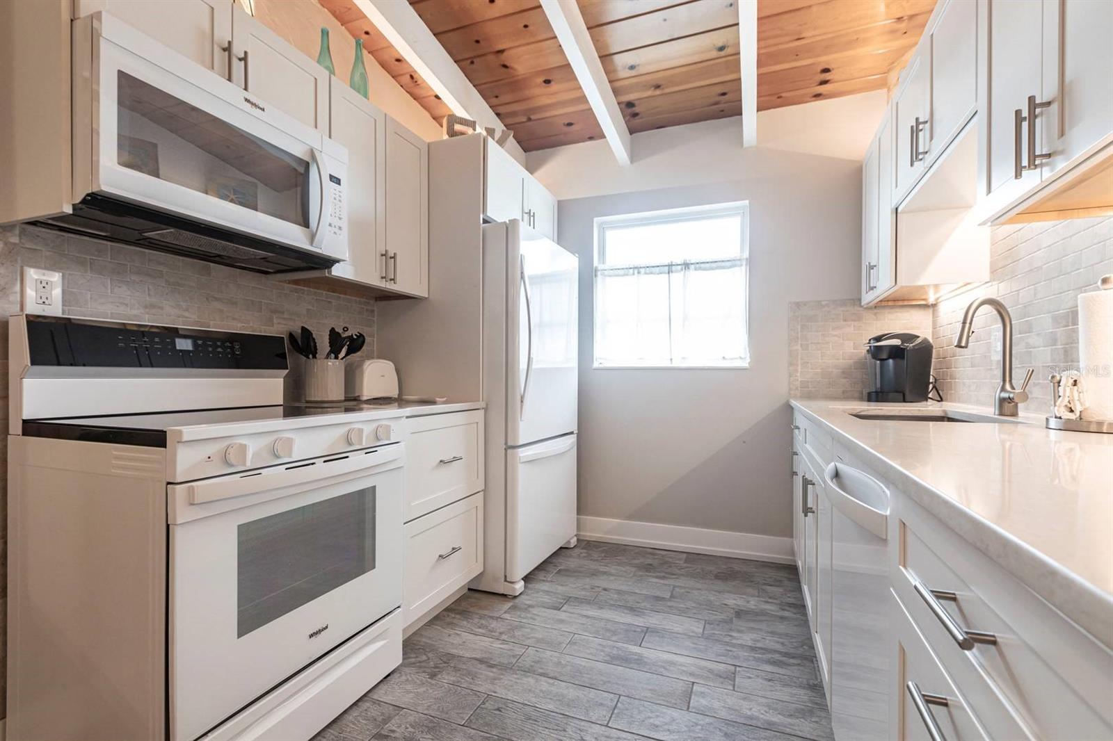 Image 7 of 24 For 6006 Midnight Pass Road 22