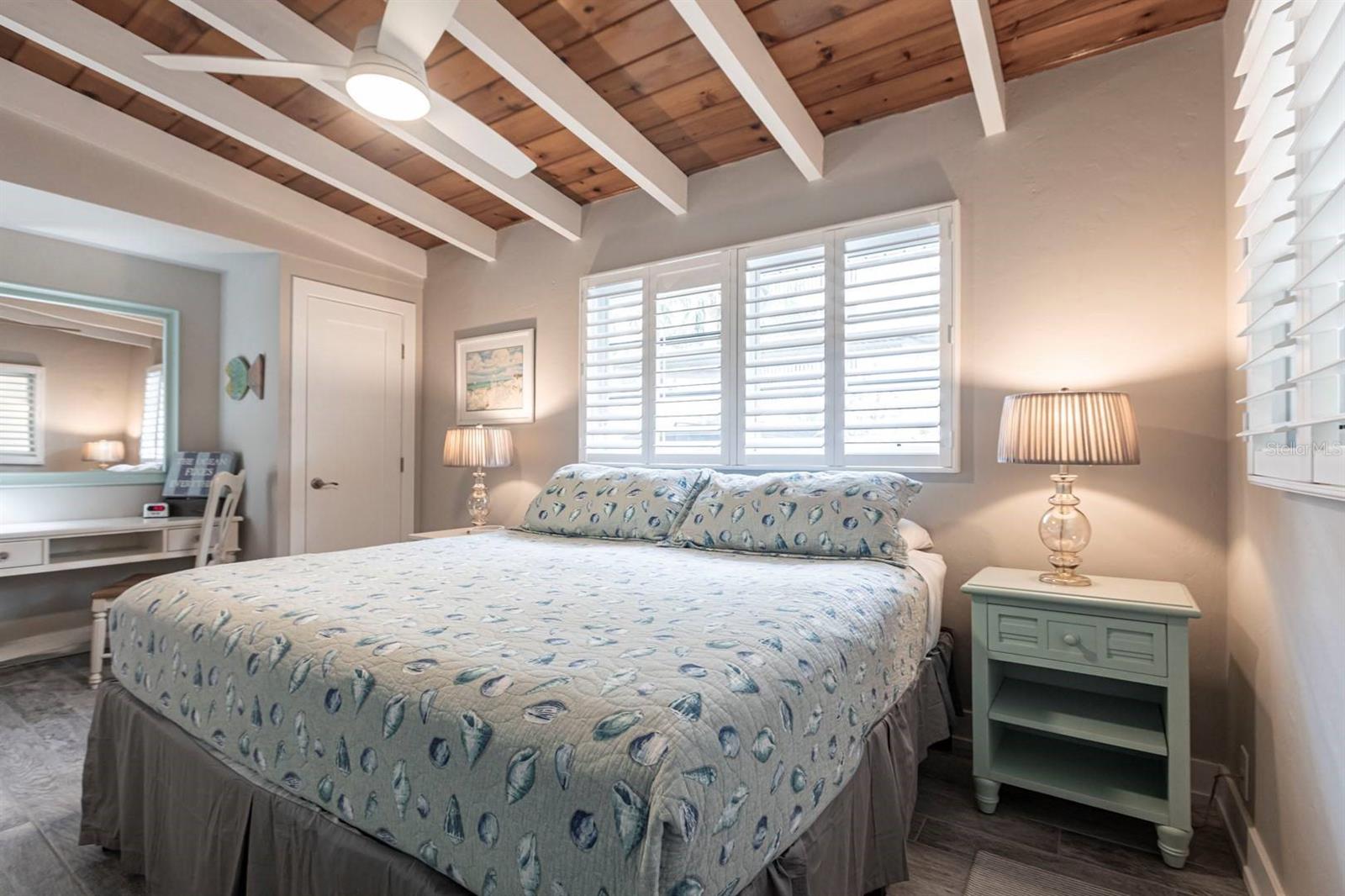 Image 8 of 24 For 6006 Midnight Pass Road 22