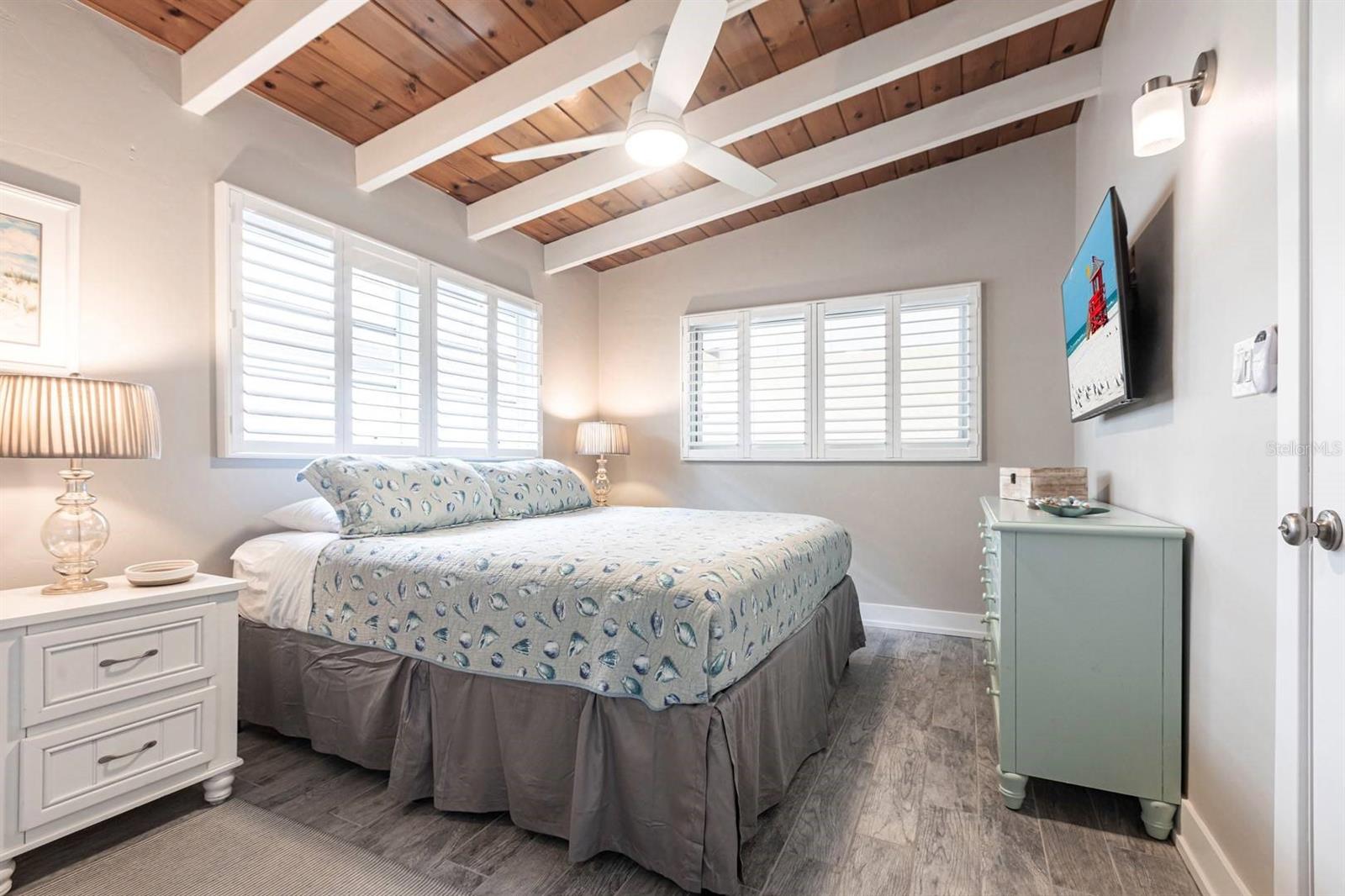 Image 9 of 24 For 6006 Midnight Pass Road 22