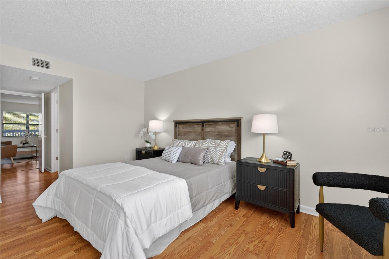 Image 21 of 31 For 5080 Locust Street Ne 328