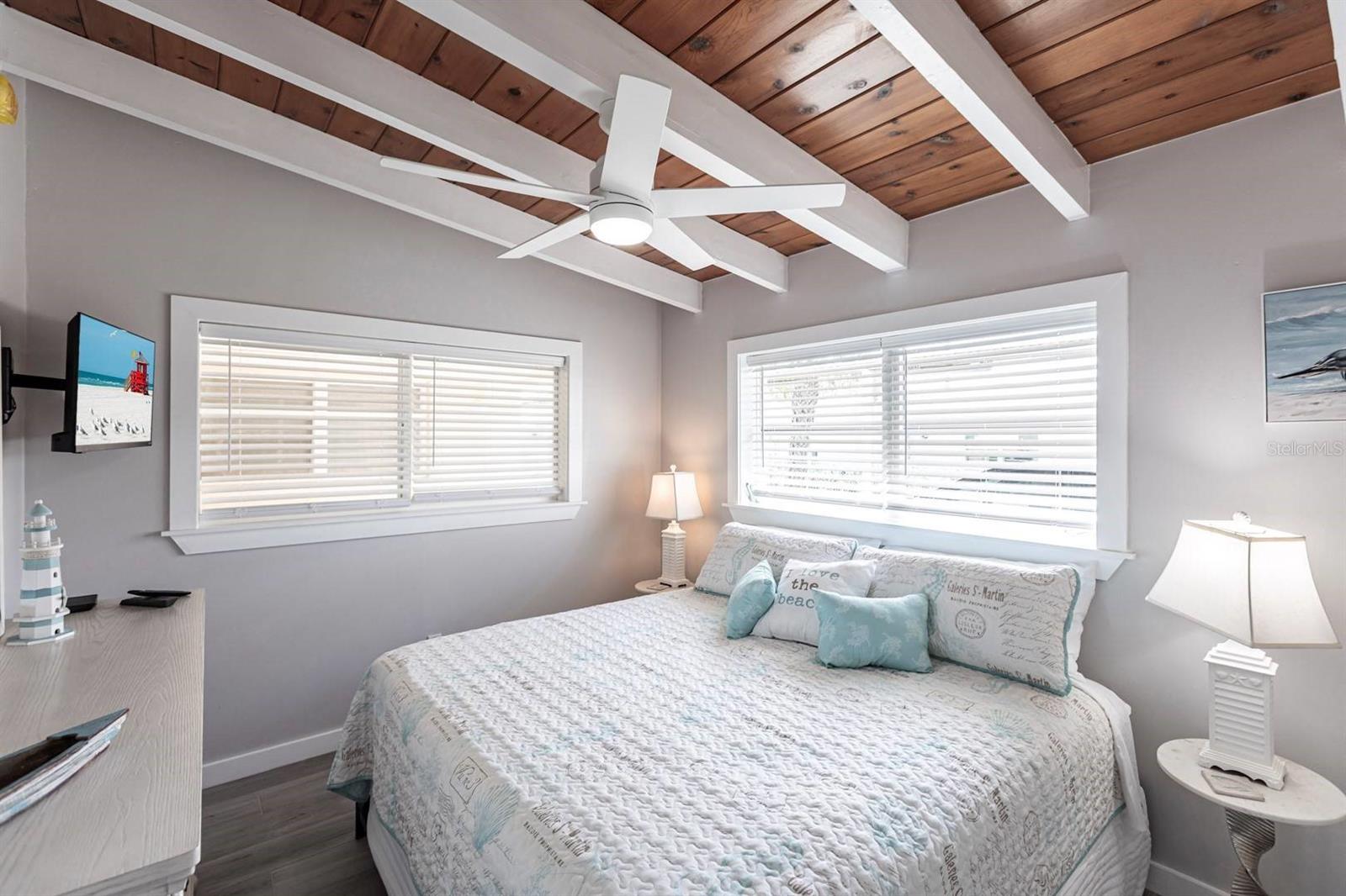 Image 11 of 24 For 6006 Midnight Pass Road 65