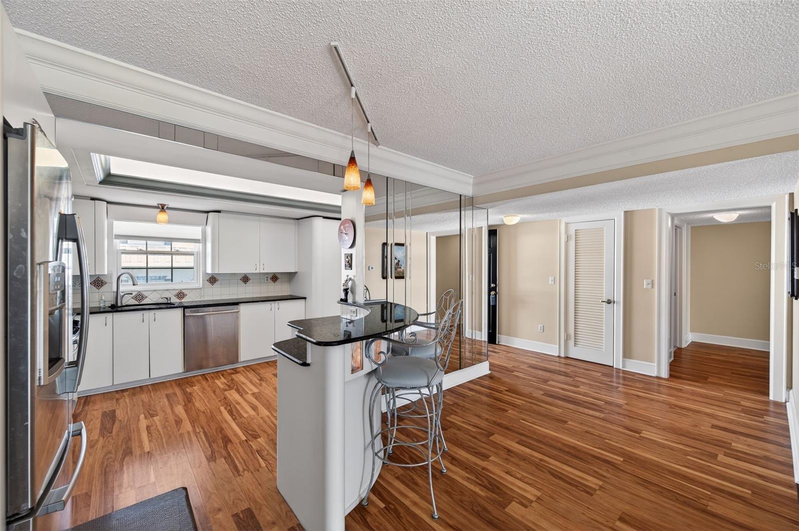 Image 9 of 31 For 131 Bluff View Drive 403