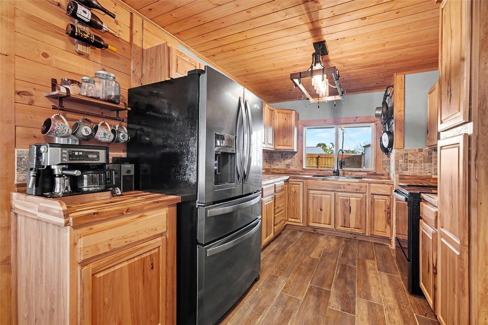 Listing photo id 9 for 557 Flame Tree Drive