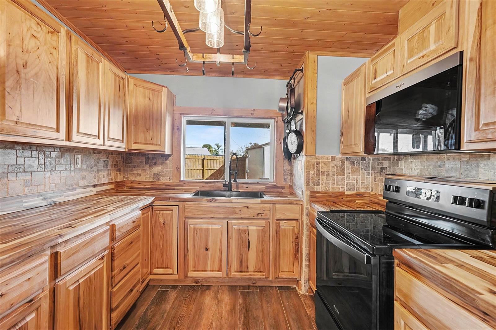 Listing photo id 10 for 557 Flame Tree Drive