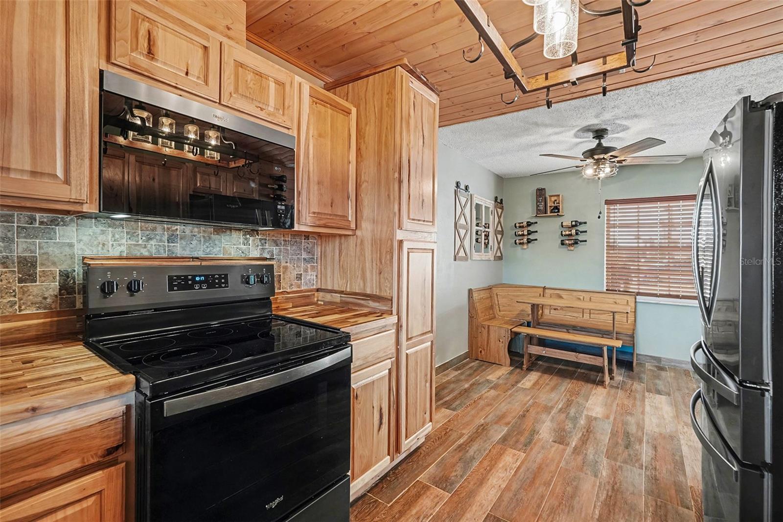 Listing photo id 11 for 557 Flame Tree Drive