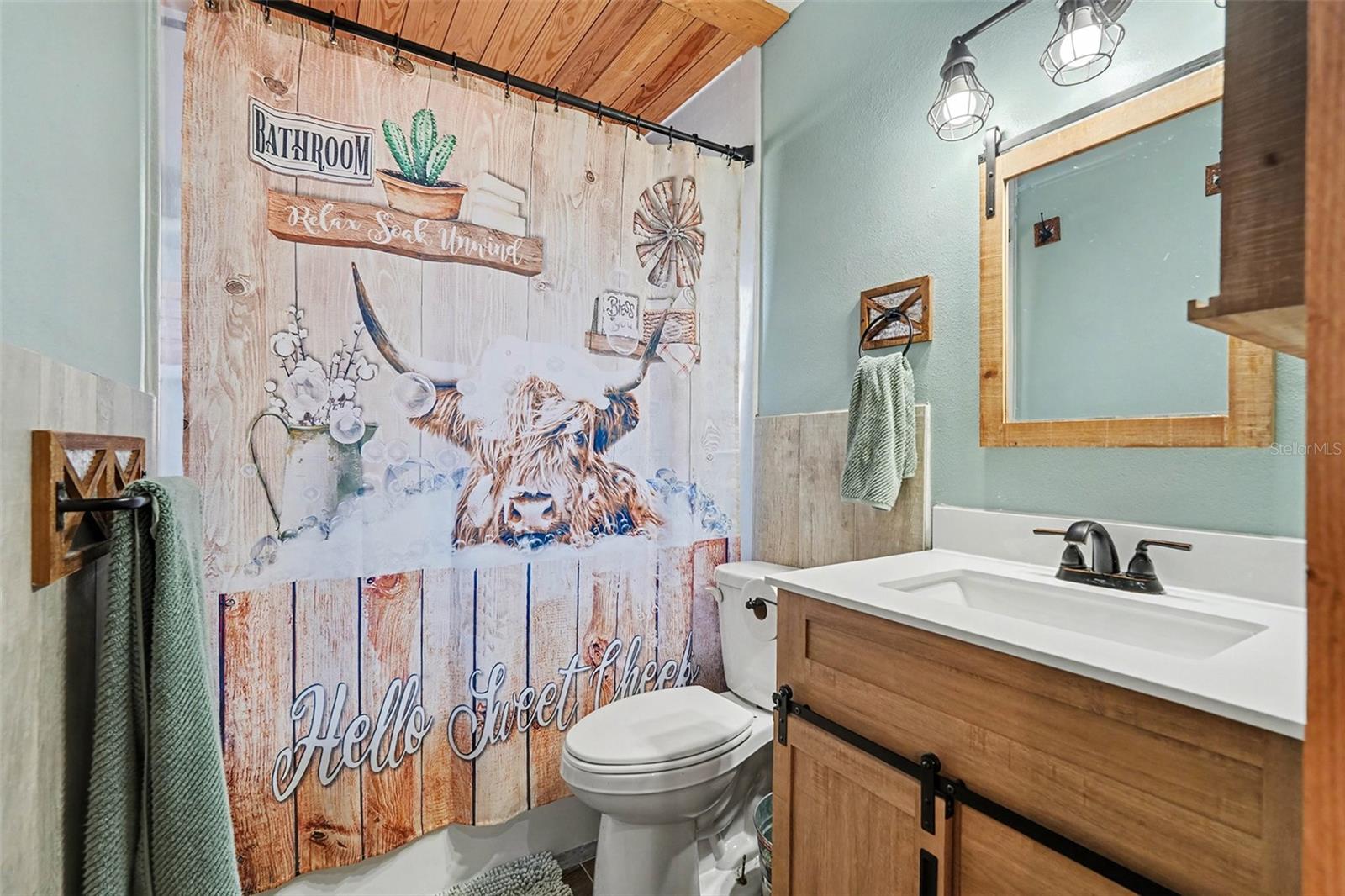 Listing photo id 17 for 557 Flame Tree Drive