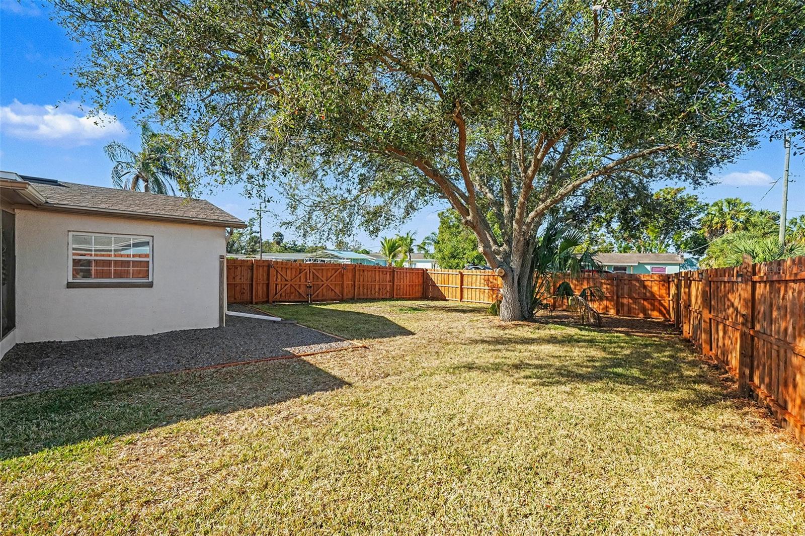 Listing photo id 25 for 557 Flame Tree Drive